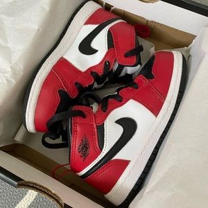 Jordan 1 mid black/red/white 8C